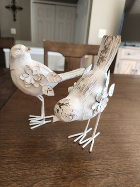 Set of 2 Decorative Birds in Distressed White With Metal Flowers